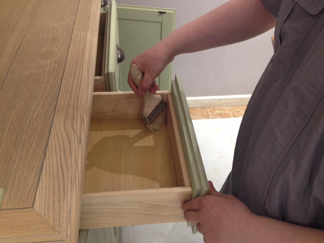 柜子接縫處重點(diǎn)涂刷 柜子接縫處重點(diǎn)涂刷