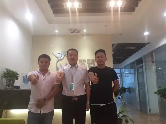 臺州、溫嶺、玉環(huán)代理商龔總和招商總監(jiān)合影