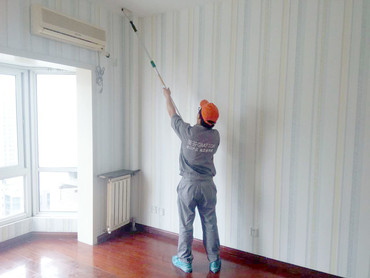 客廳噴涂重點施工中 客廳噴涂重點施工中