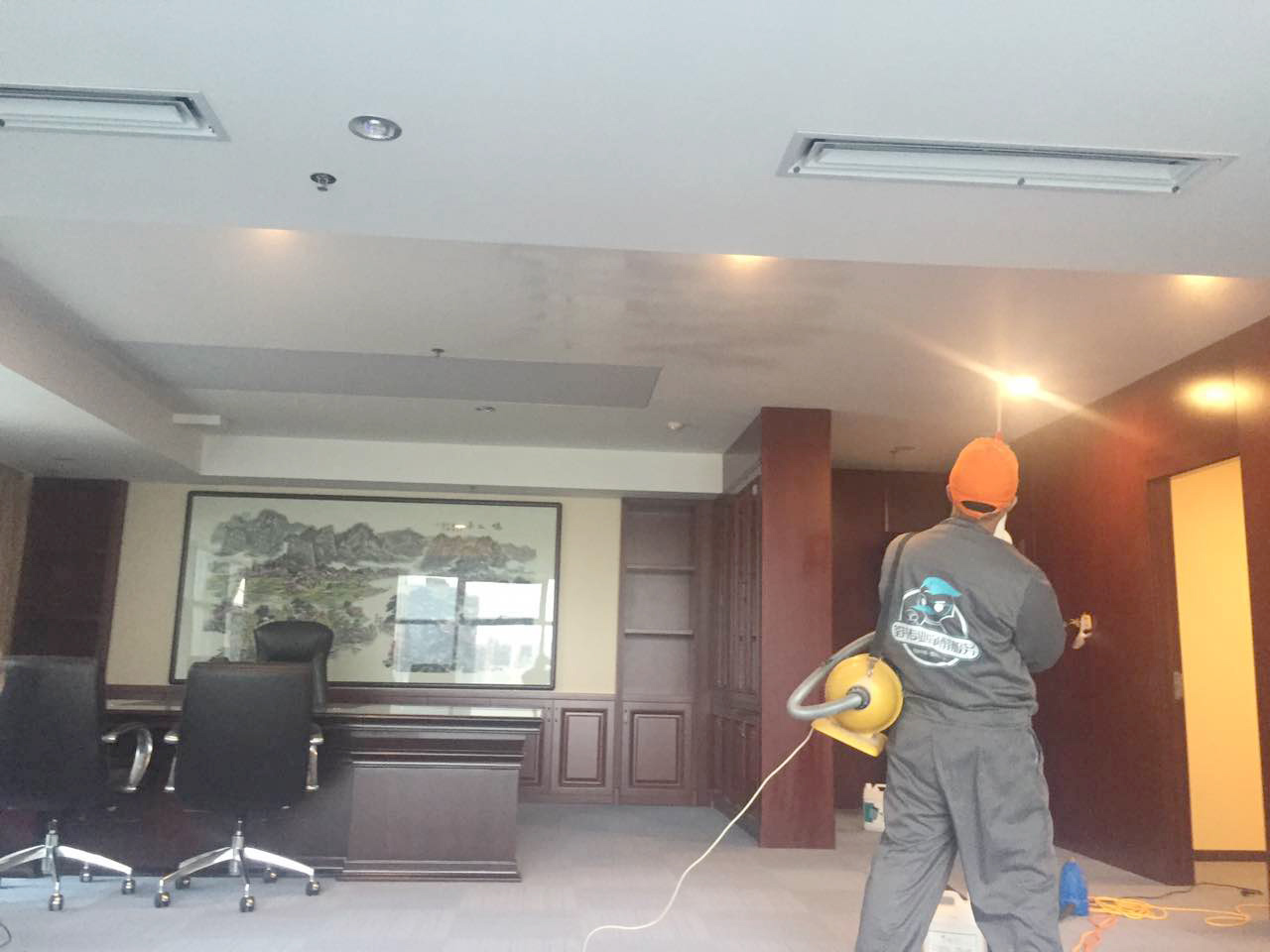 總經(jīng)理辦公室頂面噴槍施工 總經(jīng)理辦公室頂面噴槍施工