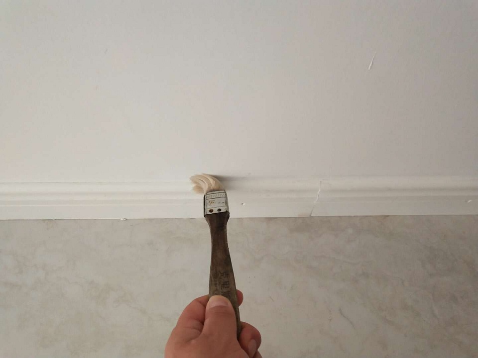 客餐廳踢腳線刷子精細(xì)化施工治理