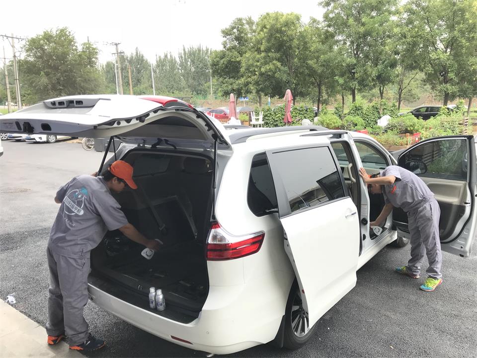 車(chē)內(nèi)后備箱墊子全方位噴涂施工