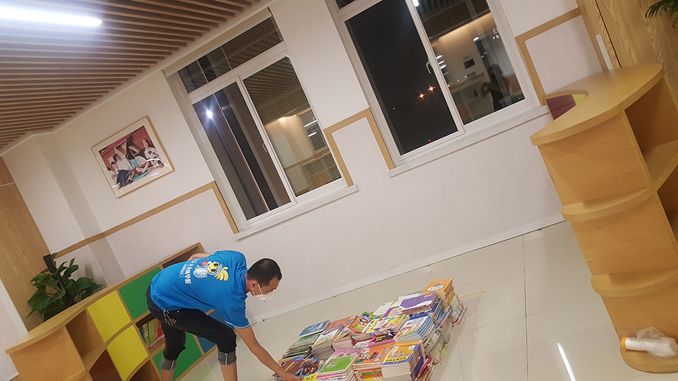 教室書籍進(jìn)行保護(hù) 教室書籍進(jìn)行保護(hù)