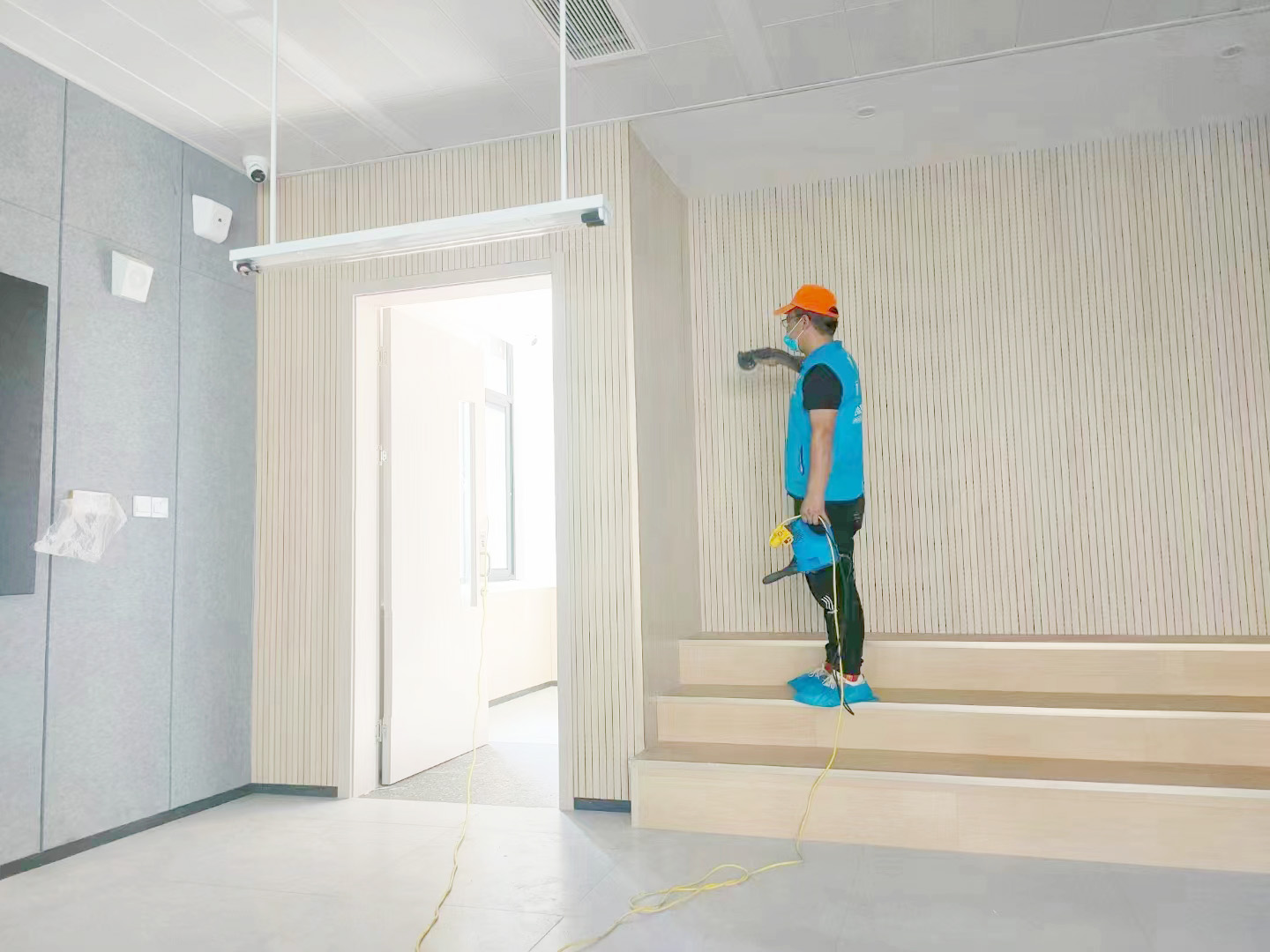 教室護墻板噴槍噴涂施工治理 教室護墻板噴槍噴涂施工治理