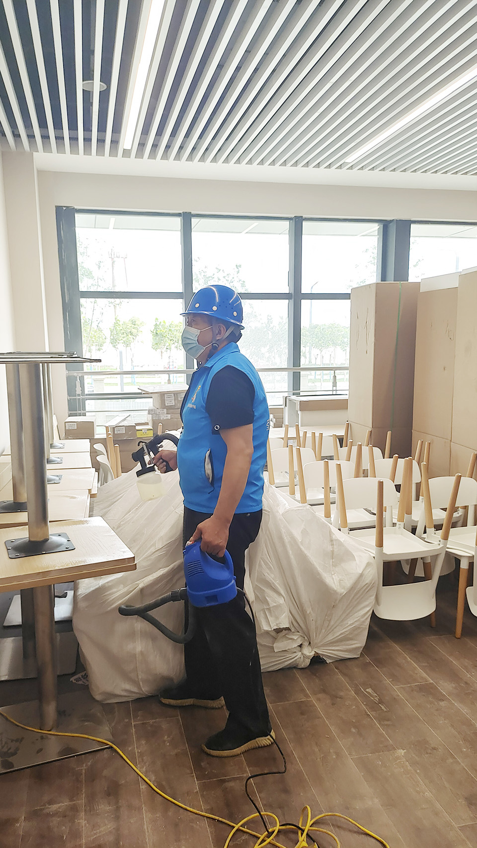 絲路歡樂世界一層辦公室桌椅噴涂施工 絲路歡樂世界一層辦公室桌椅噴涂施工